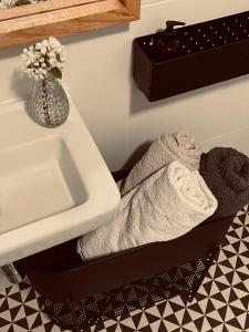 baño con lavabo y toallas en un estante en B4room en Bochnia