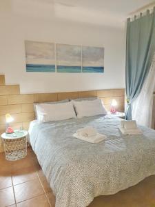Un pat sau paturi într-o cameră la La dimora di Don Vito - Appartamento