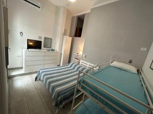 ein Krankenhauszimmer mit 2 Betten und einem TV in der Unterkunft A 100metri dal mare difronte alla torre saracena. in Campomarino
