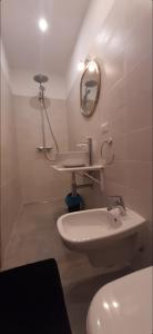 ソーリコにあるB&B Zia Vivinaのバスルーム(洗面台、鏡、トイレ付)