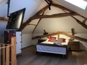 een slaapkamer met een bed en een flatscreen-tv bij Hotel Villa México 