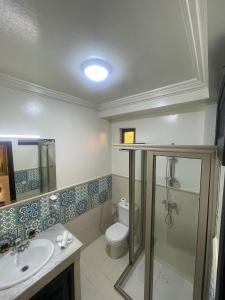 y baño con aseo y lavamanos. en Majorel Perle Hôtel Riad Restaurant Picine & Spa, en Marrakech