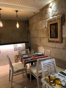 ein Esszimmer mit einem Tisch, Stühlen und einer Steinmauer in der Unterkunft Hotel Villa México 