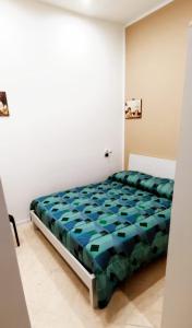 1 dormitorio con 1 cama en una habitación blanca en Le Casette 5e7 casa vacanze, en Palermo
