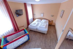 a hotel room with two beds and a mirror at Villa-Senta-Apartment-8 in Kühlungsborn