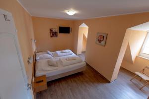 a small bedroom with a bed and a window at Villa-Senta-Apartment-10 in Kühlungsborn