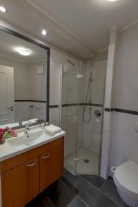 uma casa de banho com um chuveiro, um lavatório e um WC. em Villa-Senta-Apartment-11 em Kühlungsborn