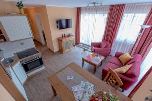 uma sala de estar com um sofá e uma mesa em Villa-Senta-Apartment-14 em Kühlungsborn