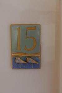 une plaque portant le numéro sur une paroi dans l'établissement Villa-Senta-Apartment-15, à Kühlungsborn