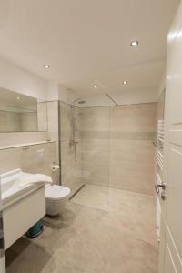 ein Bad mit einem WC und einer Glasdusche in der Unterkunft Sunnevelt Apartment 12 in Kühlungsborn