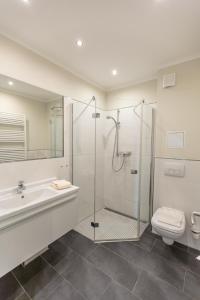 Villa-Borwin-Apartment-18 في كولونغسبورن: حمام مع دش ومغسلة ومرحاض
