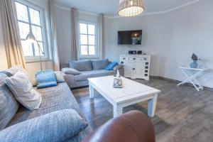 sala de estar con sofá y mesa en Villa-Borwin-Apartment-10, en Kühlungsborn