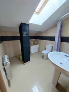 een badkamer met een wastafel en een toilet bij Aromas del Jiloca in Calamocha