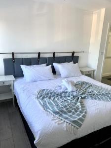 - un lit avec une couverture et des oreillers dans l'établissement Cosy 2 bedrooms apartment in Birmingham, à Birmingham