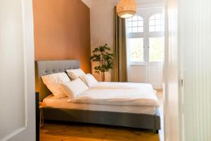 Postel nebo postele na pokoji v ubytování 120qm Denkmal Apartment in Krefeld mit Stuck und Balkon - BEUYS Apartments - Krefeld