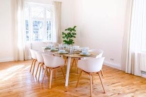 Fotografie z fotogalerie ubytování 120qm Denkmal Apartment in Krefeld mit Stuck und Balkon - BEUYS Apartments - Krefeld v destinaci Krefeld + 18 fotografií