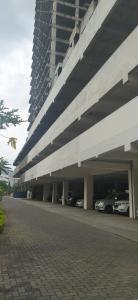 een parkeergarage met auto's erin geparkeerd bij Newton Apartment Residence By Ayulian in Bandung