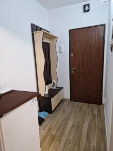 a room with a door and a wooden floor at Garsoniera in Băile Herculane