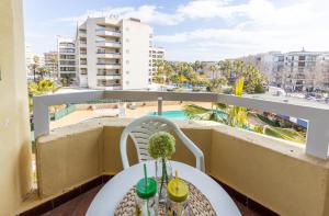 balcón con mesa, sillas y vistas a la ciudad en Apartamentos Alboran-Arysal, en Salou