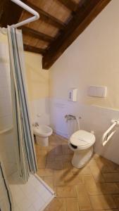 łazienka z toaletą i umywalką w obiekcie Borgo de' Varano by Hotel I Duchi w mieście Camerino