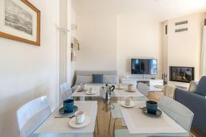 A television and/or entertainment centre at enJoy Home - Attico con idromassaggio e garage - zona Sant'Antonio