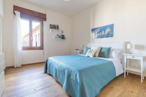 A bed or beds in a room at enJoy Home - Attico con idromassaggio e garage - zona Sant'Antonio