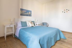 A bed or beds in a room at enJoy Home - Attico con idromassaggio e garage - zona Sant'Antonio