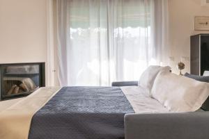 A bed or beds in a room at enJoy Home - Attico con idromassaggio e garage - zona Sant'Antonio