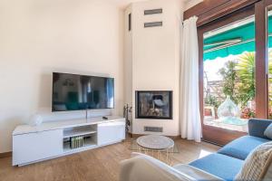 A television and/or entertainment centre at enJoy Home - Attico con idromassaggio e garage - zona Sant'Antonio