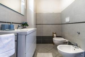 A bathroom at enJoy Home - Attico con idromassaggio e garage - zona Sant'Antonio