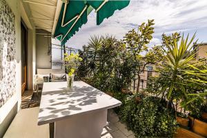 A balcony or terrace at enJoy Home - Attico con idromassaggio e garage - zona Sant'Antonio