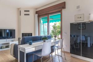 A television and/or entertainment centre at enJoy Home - Attico con idromassaggio e garage - zona Sant'Antonio