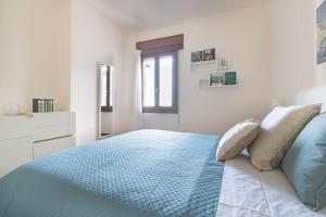 A bed or beds in a room at enJoy Home - Attico con idromassaggio e garage - zona Sant'Antonio