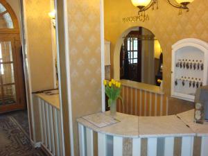 Pokój z ladą z wazonem kwiatów w obiekcie Hotel Bristol w Tarnowie