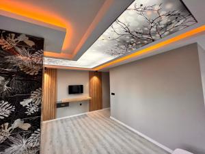 Cette chambre dispose d'un plafond orné de fleurs. dans l'établissement Lahza Apart Hotel, à Trabzon