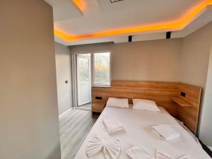 1 dormitorio con cama y ventana en Lahza Apart Hotel, en Trabzon