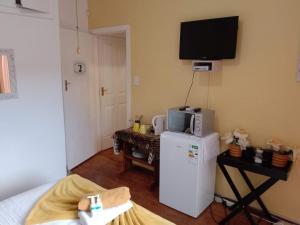 Кухня или мини-кухня в Garden Cottage Guest House
