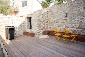 Patio alebo iná vonkajšia časť ubytovania Le Grand Banc - Maison typique pour 6