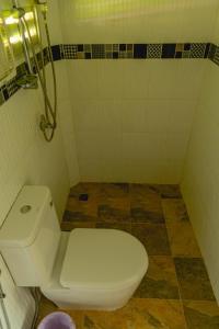 uma casa de banho com um WC e um chuveiro em Apinya Resort Bangsarey em Ban Tao Than
