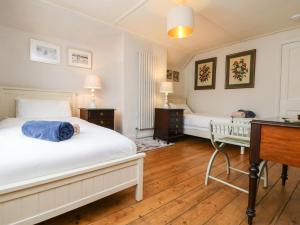 a bedroom with two beds and a desk at Parwin in Tintagel
