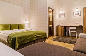 ブダペストにあるThe Creamのベッドとデスクが備わるホテルルームです。