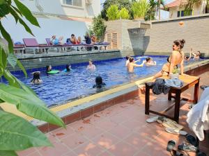 grupa ludzi w basenie w obiekcie Long Night Siem Reap Hotel w Siem Reap