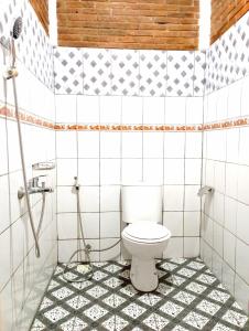 Ένα μπάνιο στο Berkah Homestay