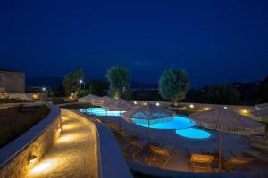 Bazén v ubytovaní Luxury Villa Happynest alebo v jeho blízkosti