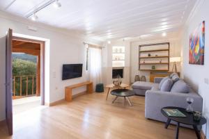 Televízia a/alebo spoločenská miestnosť v ubytovaní Luxury Villa Happynest