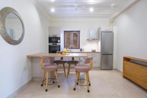 Kuchyňa alebo kuchynka v ubytovaní Luxury Villa Happynest