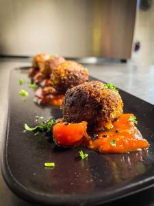 un plato negro con algo de comida en una mesa en Hotel Landgasthof Sonne, en Mahlberg