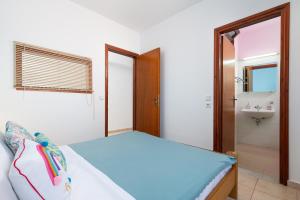 - une petite chambre avec un lit et un lavabo dans l'établissement Artoria Apartment 2 First Floor, à Haraki
