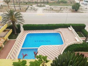 - une vue sur la piscine d'un complexe dans l'établissement Xeracsol I Solo Familias Serviplaya, à Playa de Xeraco