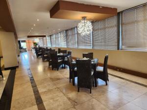 Um restaurante ou outro lugar para comer em Palm Continental Hotel